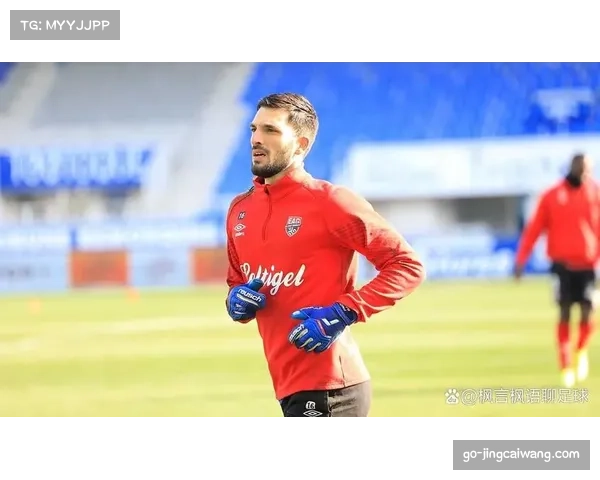 兰斯主帅赛前发布会确认,本场将对位安排一名中卫专门执行“弹性盯人”任务 兰斯主帅赛前发布会确认,本场将对位安排一名中卫专门执行“弹性盯人”任务